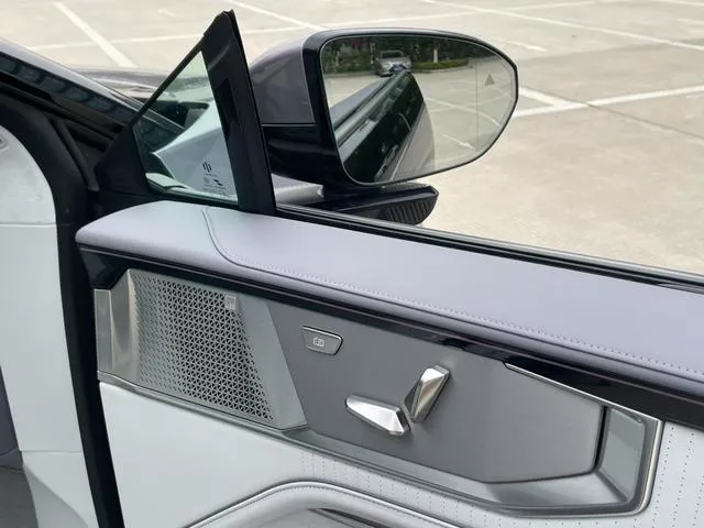 Used 2023 HiPhi Y SAU000053 (32)