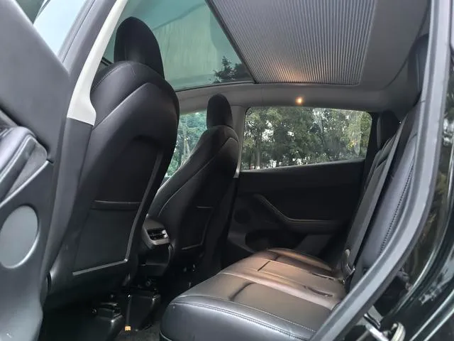 Used Tesla Model Y 2022 SAU000035 (10) Used Tesla Model Y 2022 SAU000035