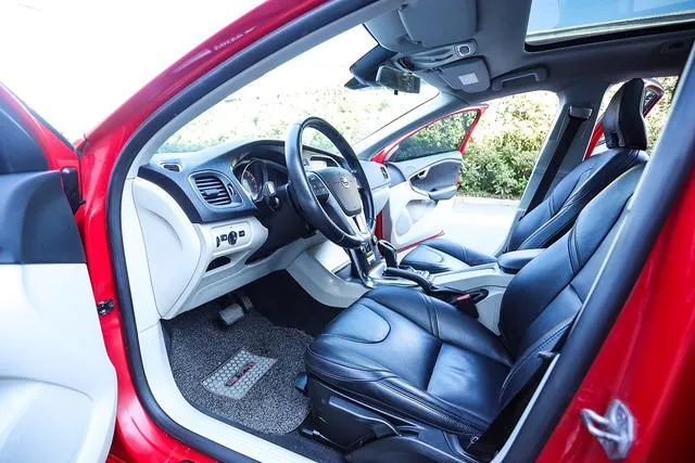 Used Volvo V40 2015 SAU000032 (1) Used Volvo V40 2015 SAU000032