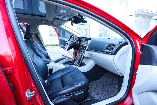 Used Volvo V40 2015 SAU000032 (2) Used Volvo V40 2015 SAU000032