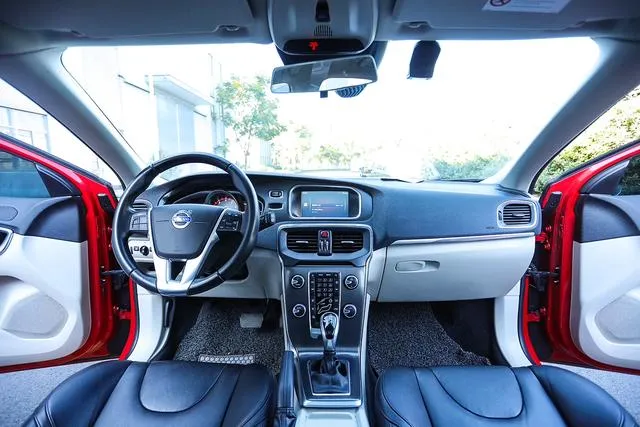 Used Volvo V40 2015 SAU000032 (7) Used Volvo V40 2015 SAU000032