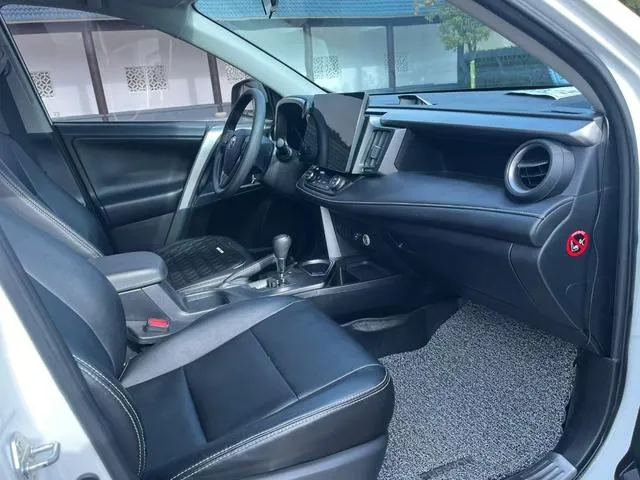 Used 2018 Toyota RAV4 SAU000131