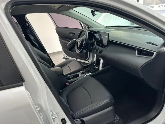 Used 2023 Toyota Corolla Cross SAU000134 (8)